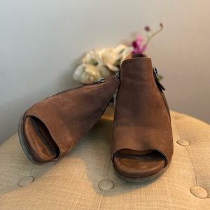 Kenneth Cole “Sasha” Block Heel Sandals - Size 8